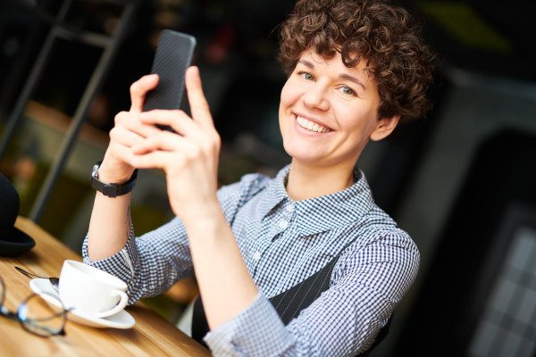 mujer buscando consultor seo local
