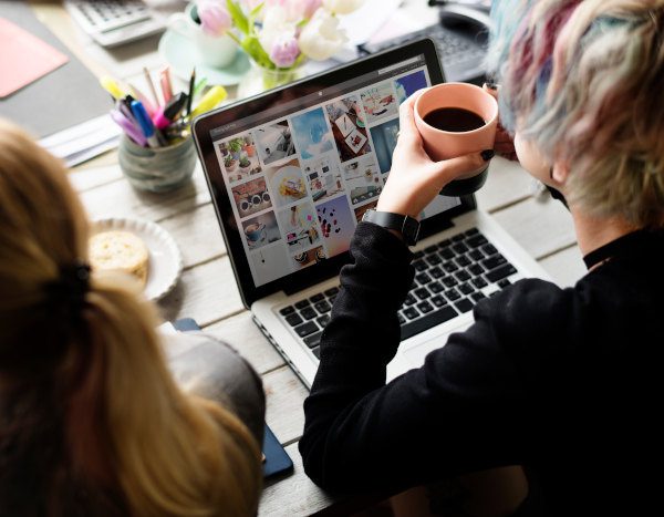 mujer realiza mantenimiento wordpress en choam net